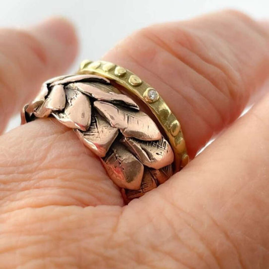 Fluid Aqua - 2mm Textured Ring Band with Diamond in 18ct Yellow Gold - HerbertandWilks Jewellery