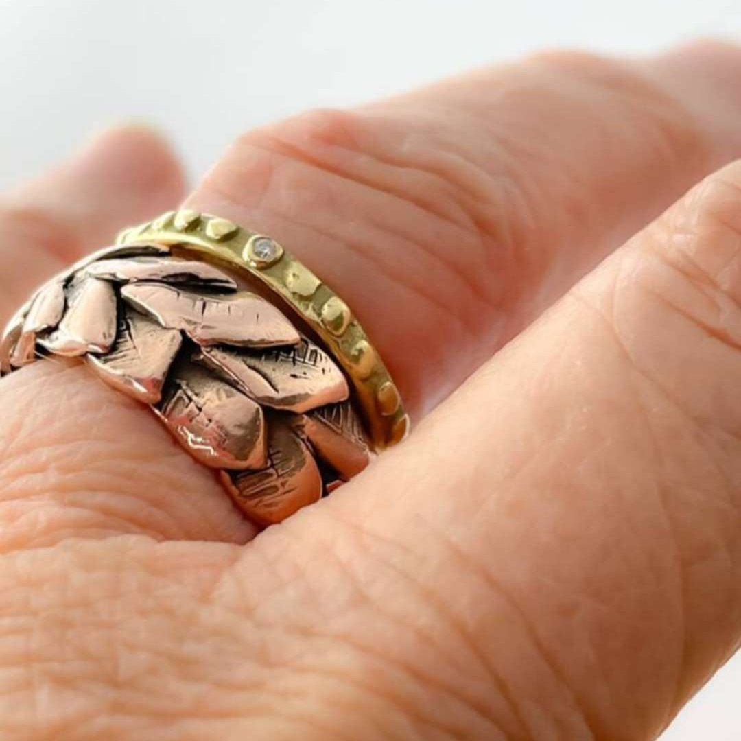 Fluid Aqua - 2mm Textured Ring Band with Diamond in 18ct Yellow Gold - HerbertandWilks Jewellery