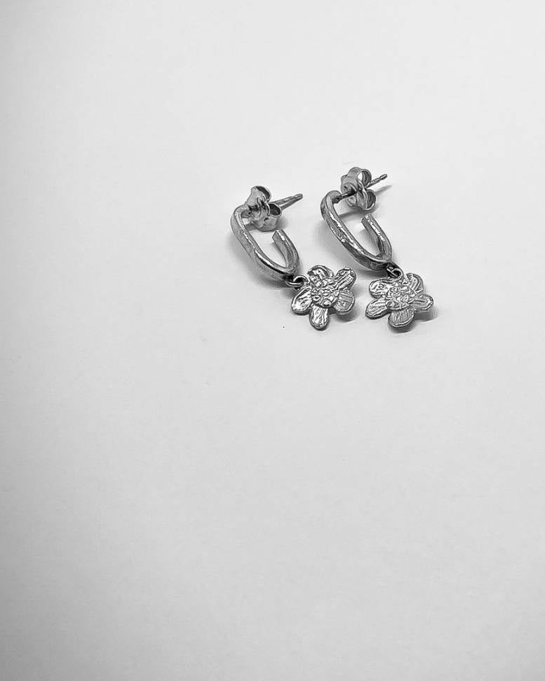 the beautiful Sterling silver Daisy Chain Link Stud Earrings adorned with charming daisy flower charms.