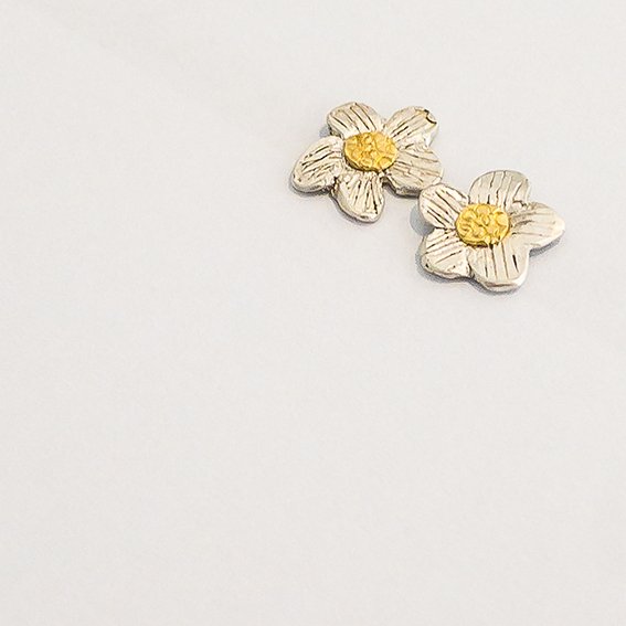 daisy-stud-earrings-top-angle