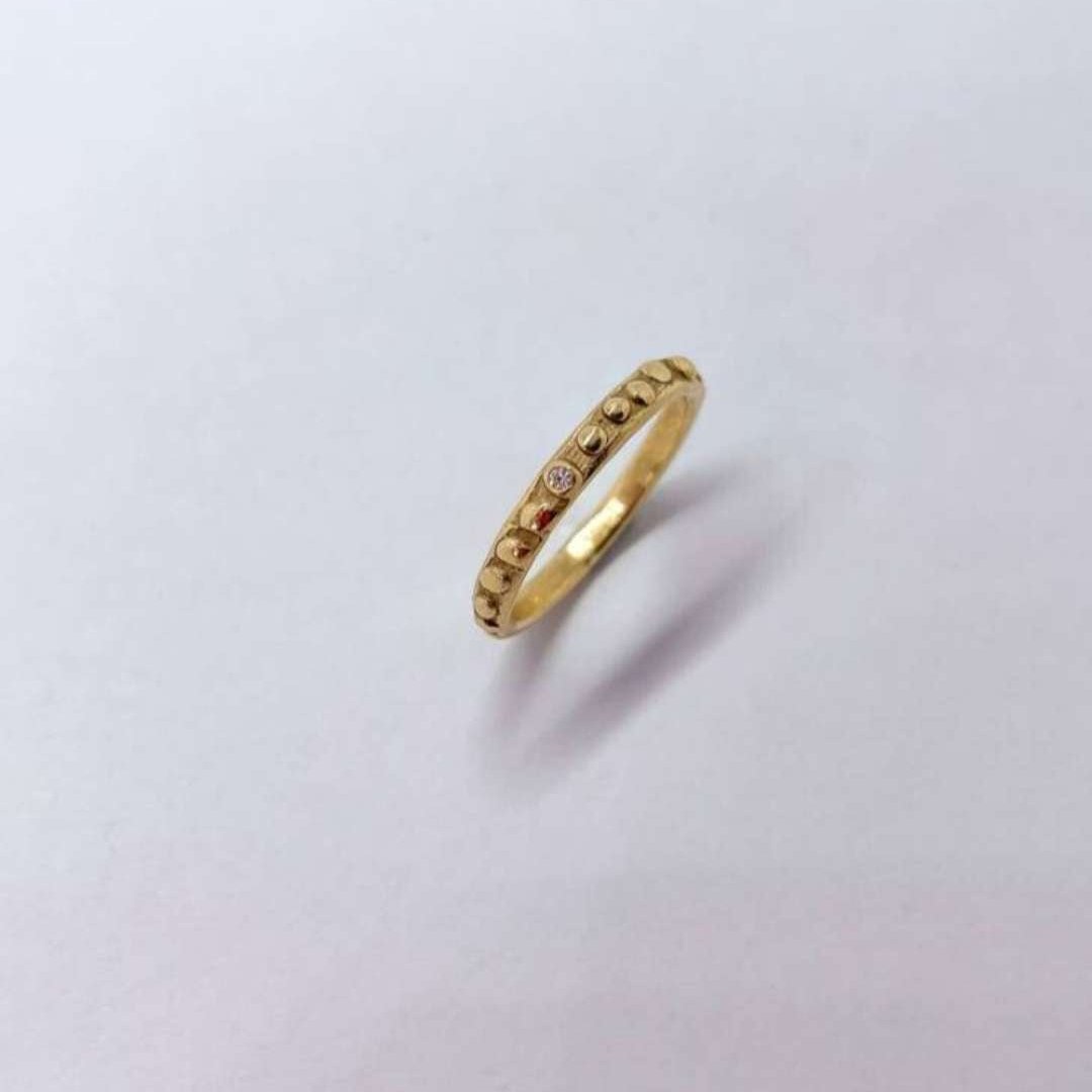 Fluid Aqua - 2mm Textured Ring Band with Diamond in 18ct Yellow Gold - HerbertandWilks Jewellery