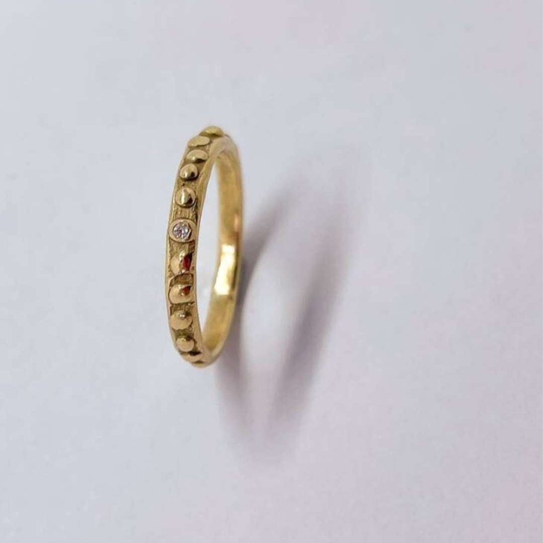 Fluid Aqua - 2mm Textured Ring Band with Diamond in 18ct Yellow Gold - HerbertandWilks Jewellery