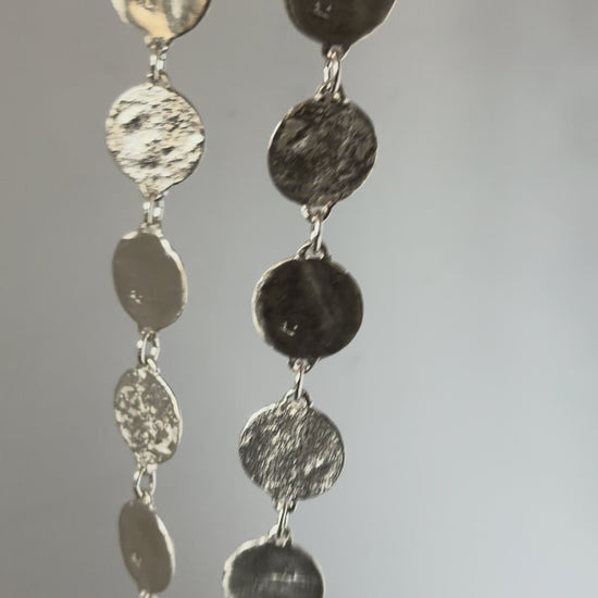 Short movie showing the flash of light caused by the different surfaces of each silver disc 