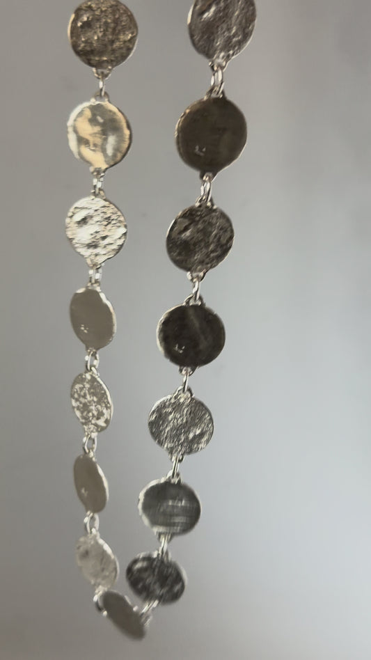Short movie showing the flash of light caused by the different surfaces of each silver disc 