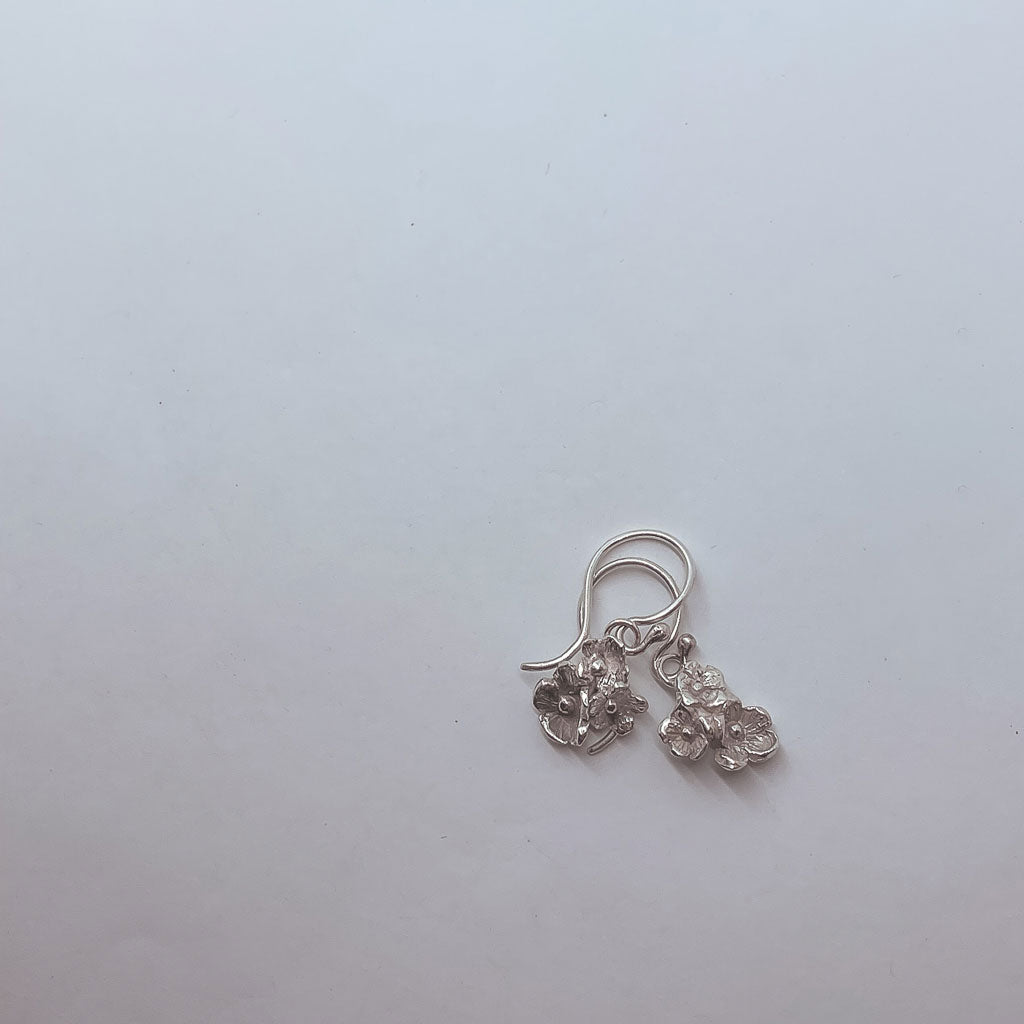 A pair of small flower Dangle earrings