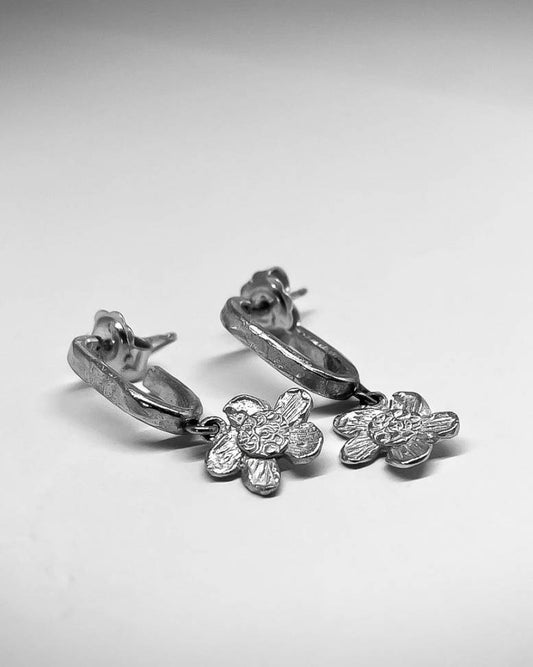 the beautiful Sterling silver Daisy Chain Link Stud Earrings adorned with charming daisy flower charms.