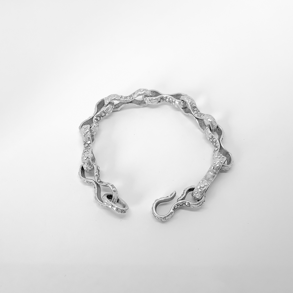 Figure Eight Fluid  Chain Bracelet