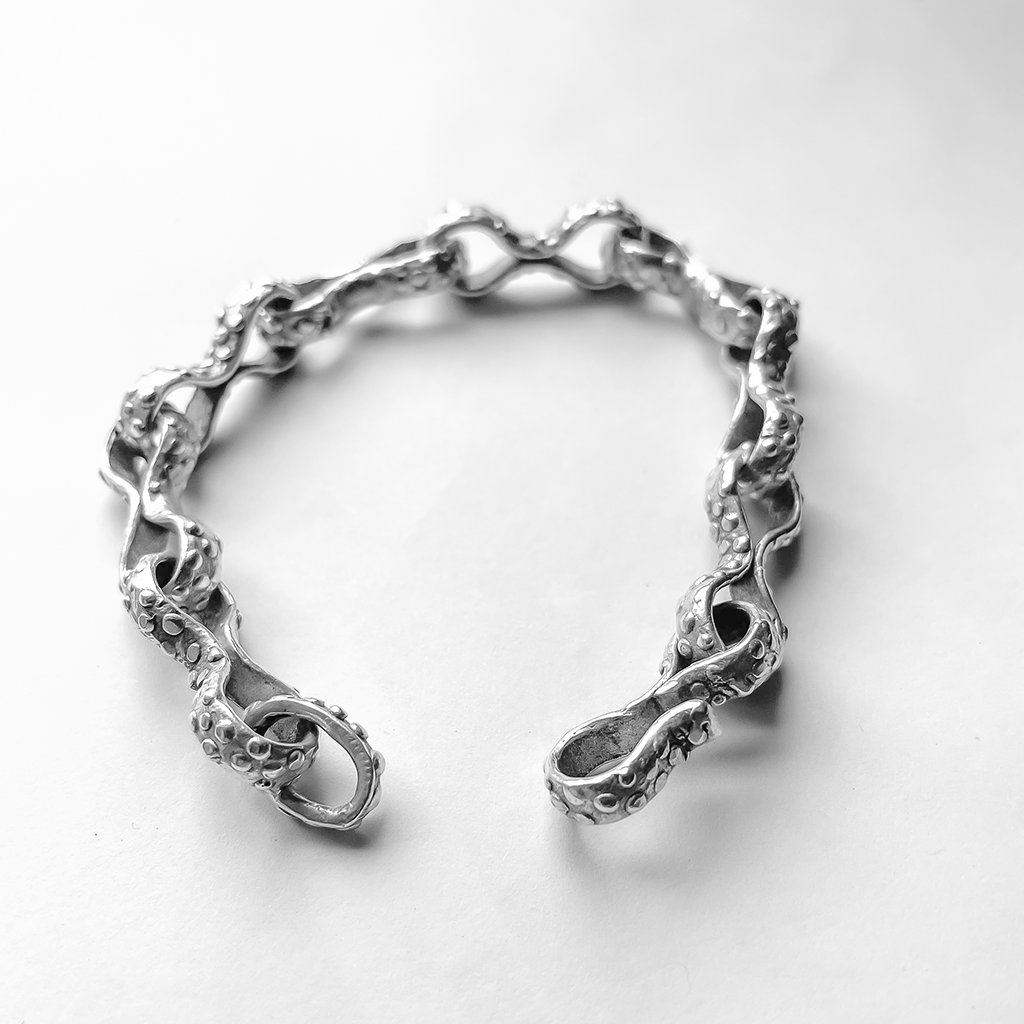 A chain bracelet is classic with a twist! Made up of Textured figure of 8 links